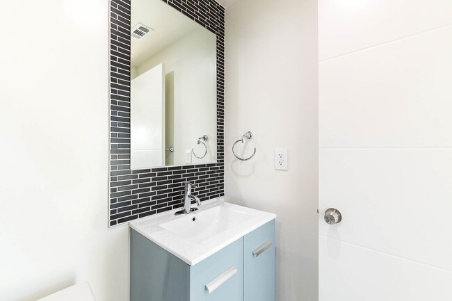 Building Photo - 756 N Ridgewood Pl