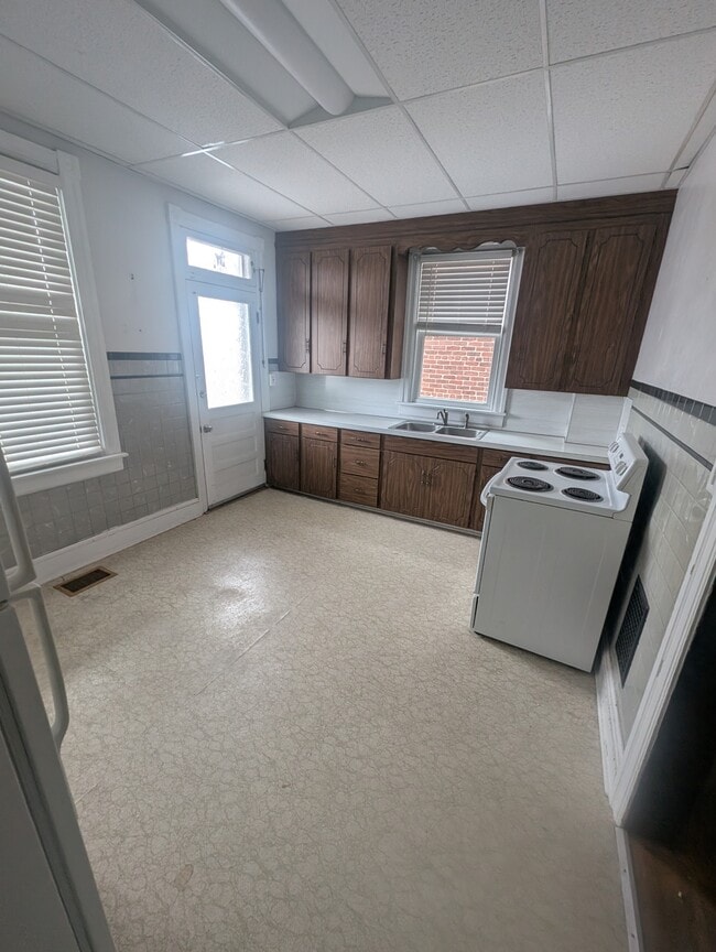 Building Photo - 216 Hager St