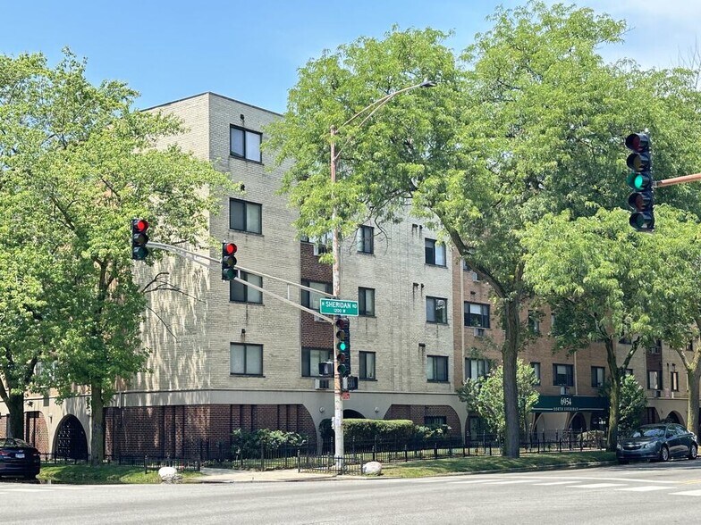 Primary Photo - 6954 N Sheridan Rd