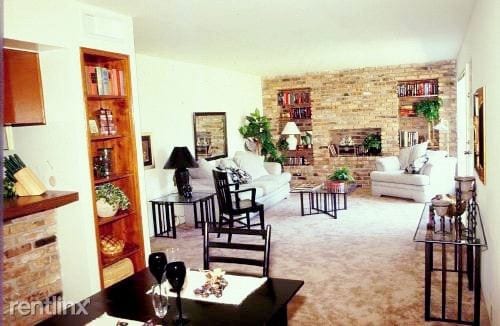 Primary Photo - 2213 Fountain View Dr