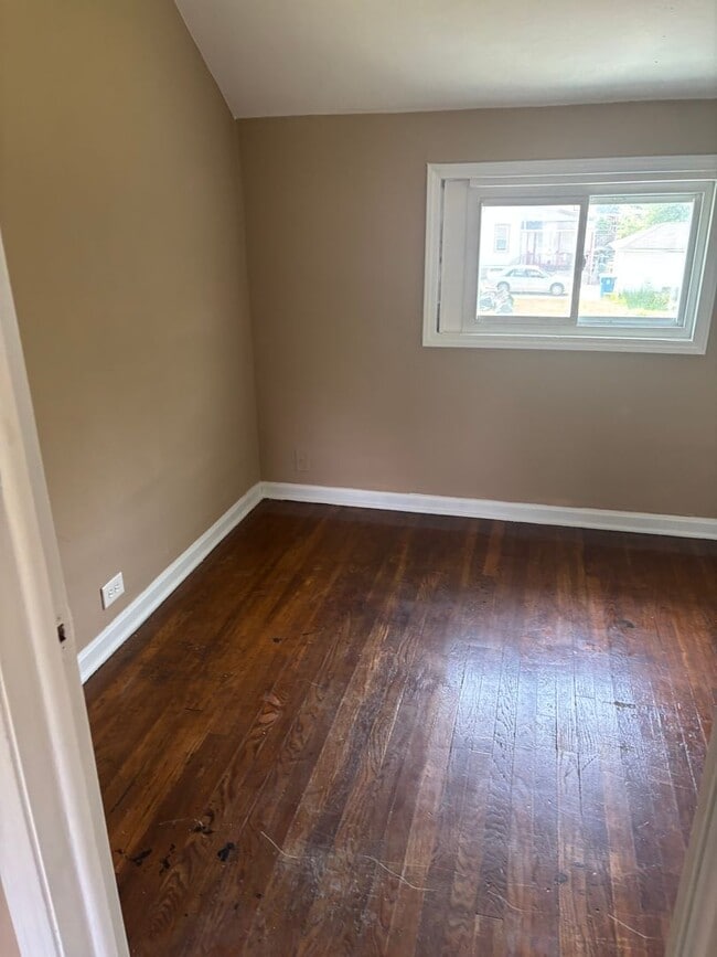 Building Photo - Section 8 welcome, 4bd 2 bath