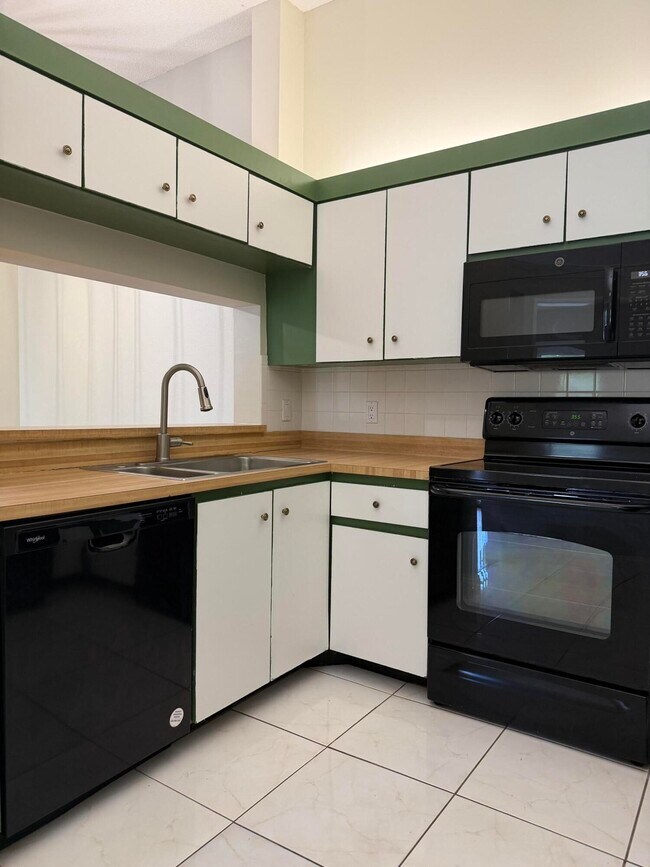 Building Photo - 13811 Oneida Dr