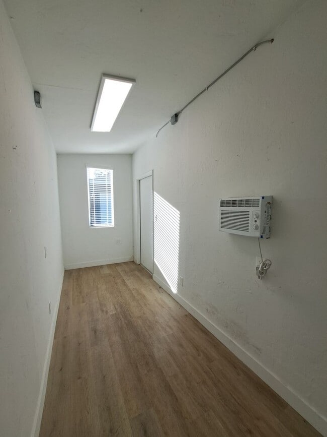 Building Photo - Beautiful 6-Bedroom Home with Pool & Outdo...