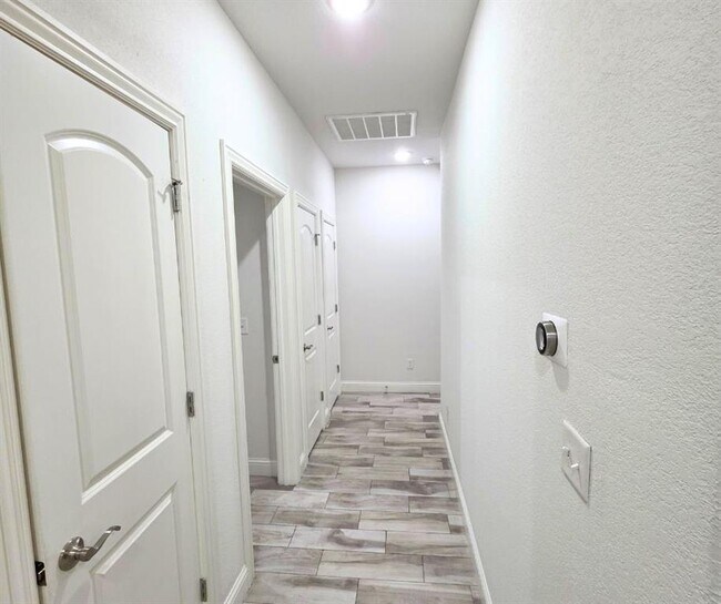 Building Photo - 1001 W Ashmore Landing Loop