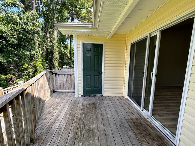 Building Photo - 2BR Condo in Holton Place – Pool, Porch, a...