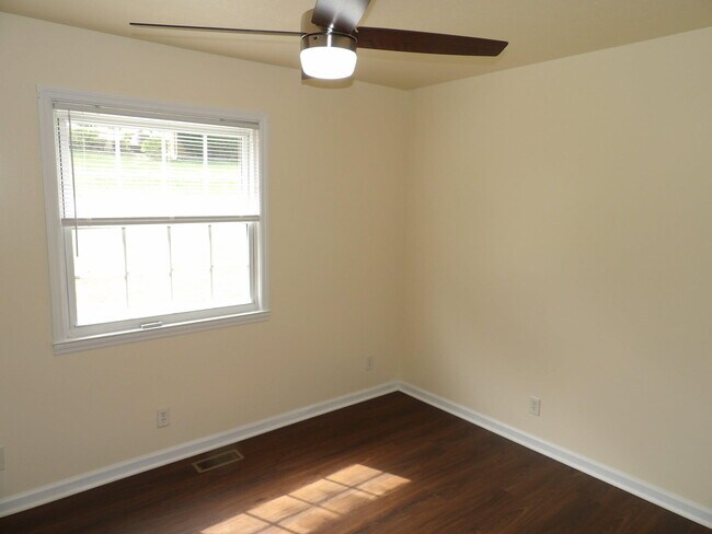 Building Photo - 102 Cedar Dr