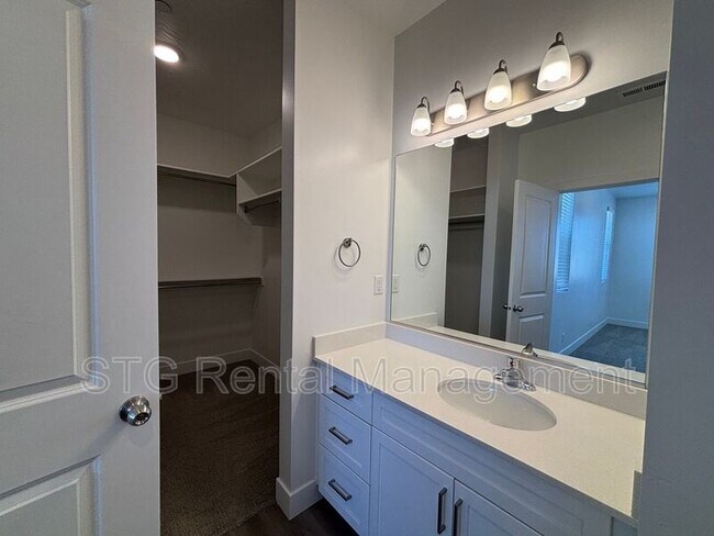 Building Photo - 5801 S Garnet Dr
