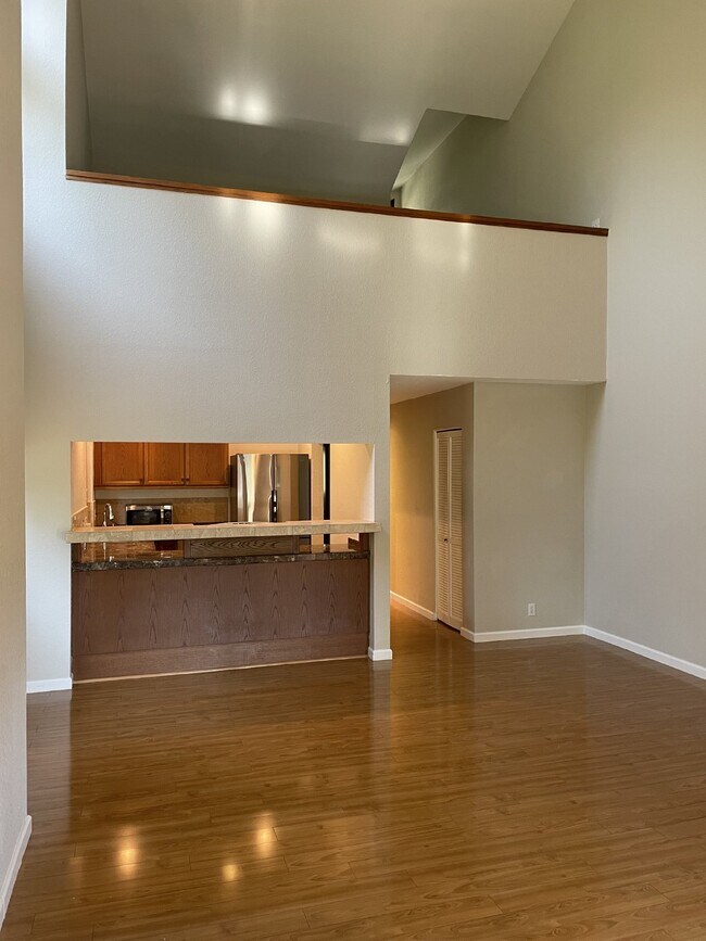 Building Photo - 100 Suntree Ln