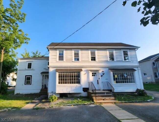 Primary Photo - 135 Main St