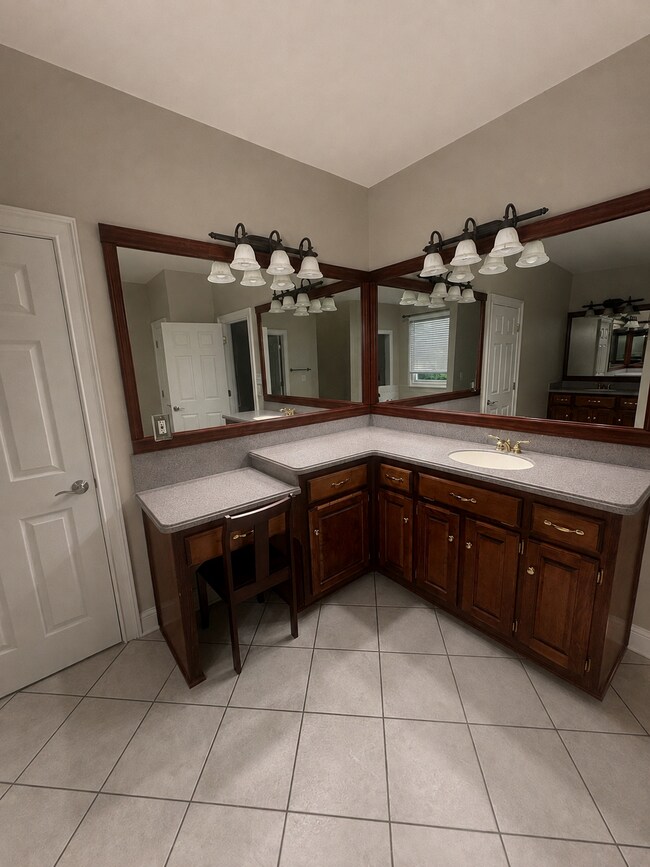 Building Photo - 860 Streamside Dr