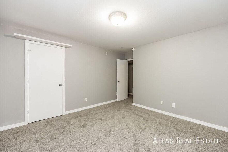 Building Photo - 8015 Ferncliff Dr