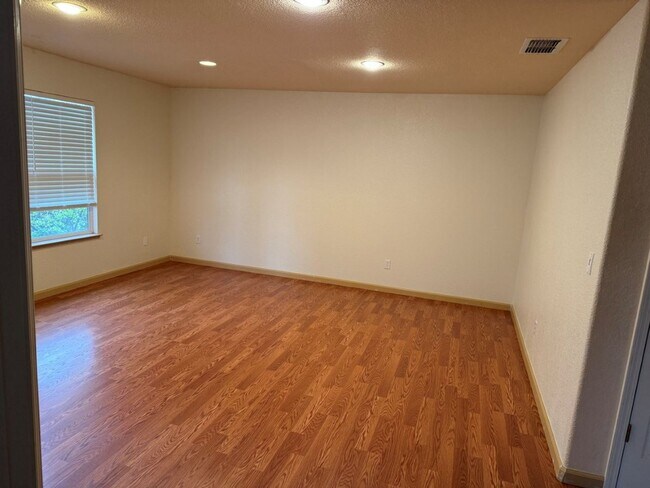 Building Photo - Modern 4 Bedroom w/ Loft Stonegate Area Vacaville *Star Rentals