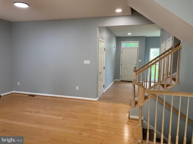 Building Photo - 30 Bridle Ct