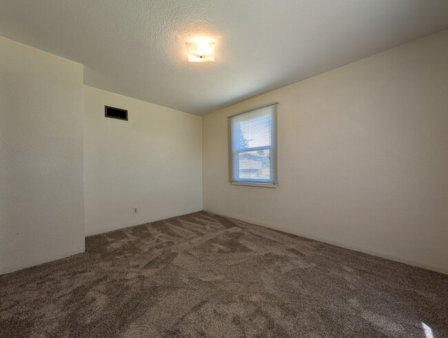 Building Photo - Nice 3 bed/1 bath with large backyard and ...