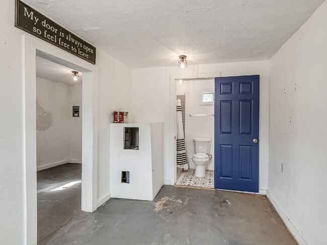 Building Photo - Beautifully Updated Bungalow!