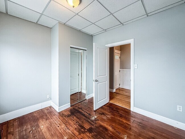 Building Photo - 120 Gladstone St