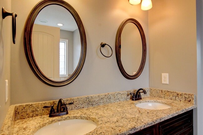 Building Photo - Executive Home on Cul de sac off exit 8.  Hurry.