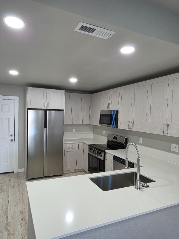 Building Photo - 6737 Saxton Ave