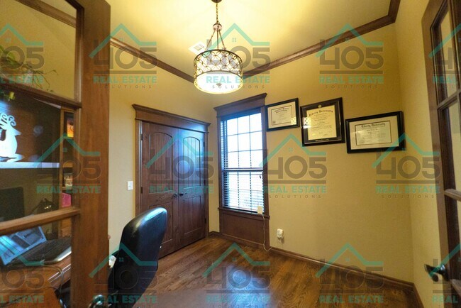 Building Photo - 3 Bedroom/3 Bathroom with bonus space in OKC