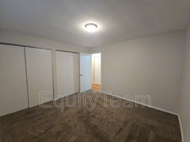 Building Photo - 204 N 10th St