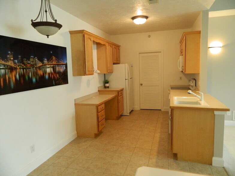 Kitchen - 248 Adams Pointe Blvd