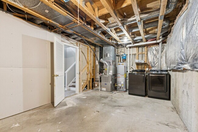 Building Photo - Welcome to this bright and beautifully maintained end-unit townhome in the desirable River Oaks c...