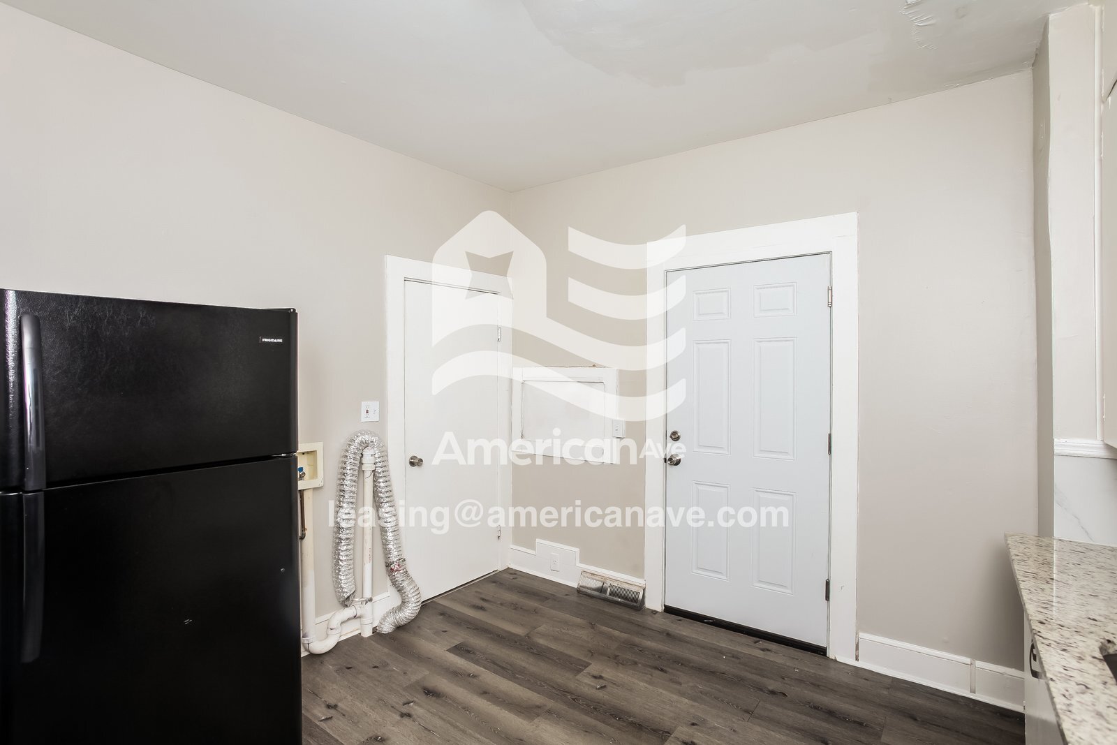 Building Photo - 3213 River Dr