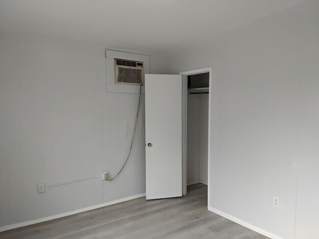 Building Photo - New Paint & New laminate flooring throughout home!!