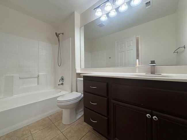 Building Photo - 3 Bedroom Towhome for Rent in Canyon Country!