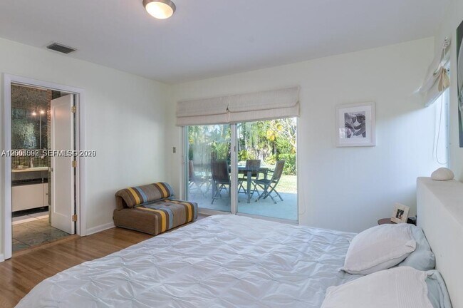 Building Photo - 1123 Bay Dr