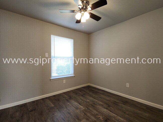Building Photo - Updated home ready for move in