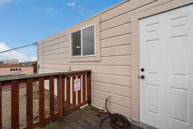 Building Photo - Newly remodeled top floor, pet friendly 1B...
