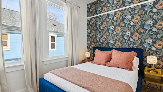 Building Photo - 528 Michigan St