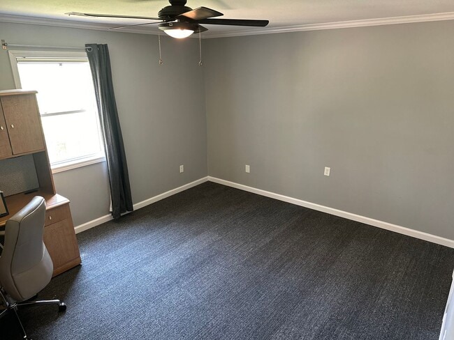 Building Photo - 2203 Stout Dr
