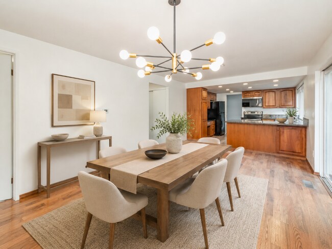 Building Photo - 4Bd/2.5Ba Bellevue Home