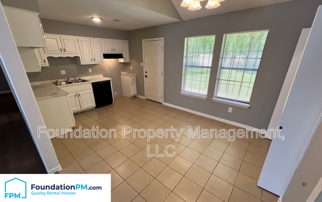 Building Photo - 5138 Chantilly Dr