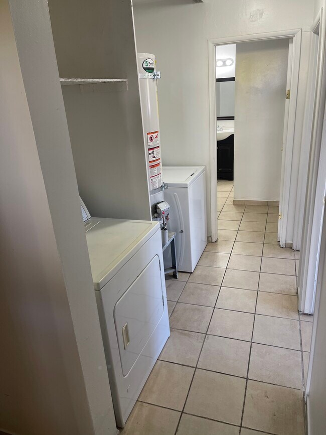 Building Photo - 2121 Ballard Dr