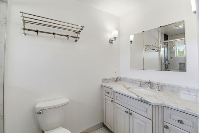 Building Photo - Remodeled 3-Bedroom 2.5-Bathroom Barron Park Home