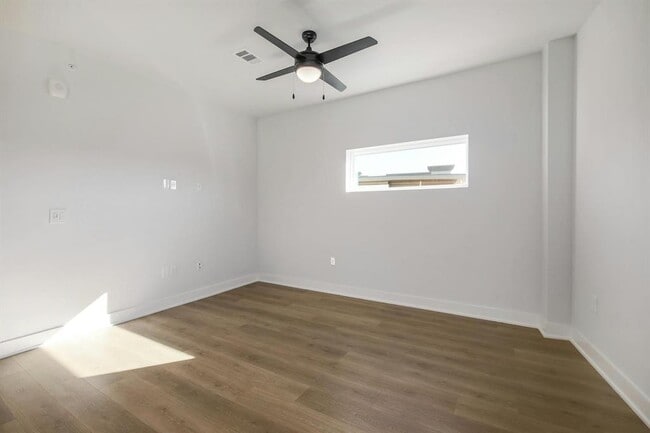 Building Photo - 2500 Longview St