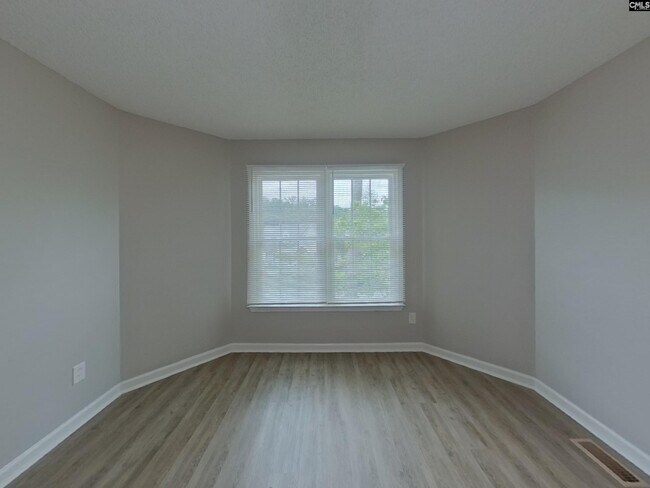 Building Photo - 204 Kemsing Rd