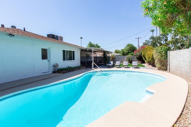 Building Photo - Stunning Remodel near Old Town!