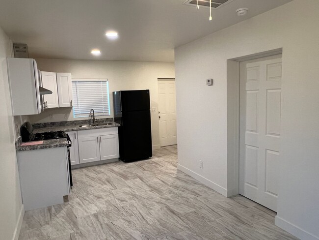 Building Photo - Recently Remodeled 1 Bed. Apt. Near Shoppi...