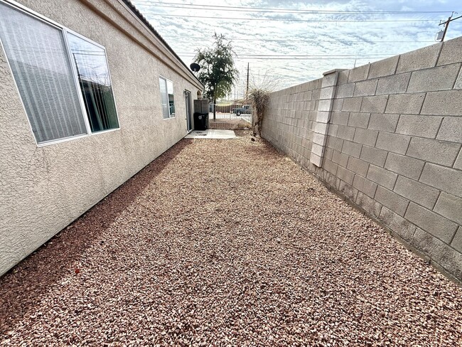 Building Photo - Great 3 Bedroom Duplex near the Kingman Hospital!