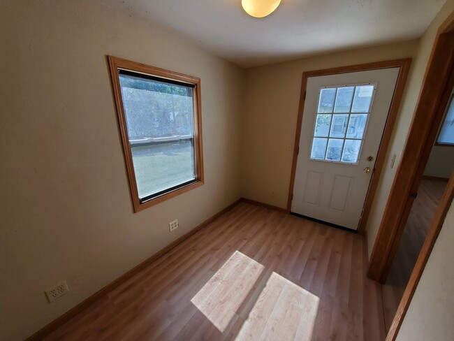 Building Photo - Remodeled 3-bedroom, open floor plan, Newe...