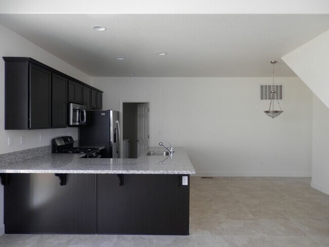 Building Photo - Fabulous home in a gated community with over 1500 sq ft, open floor plan, 3 bed, 2.5 bath