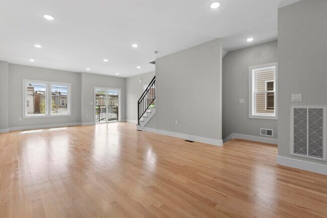 Building Photo - 403 Maple St