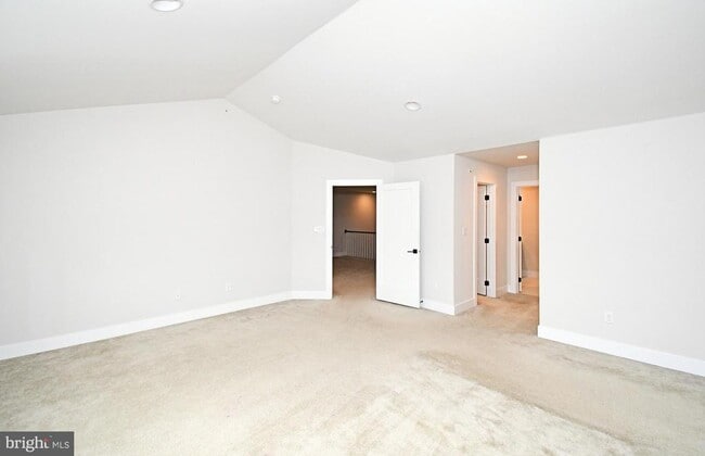 Building Photo - 136 Iron Hill Way