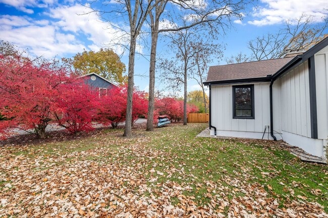 Building Photo - 15160 W Oak Spring Rd