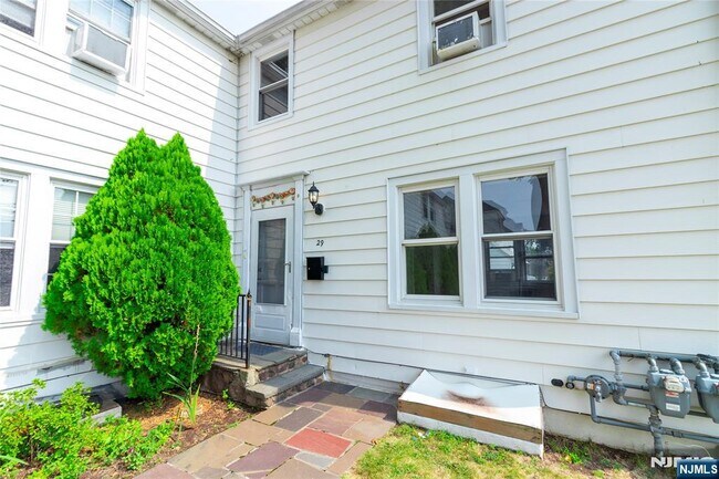 Primary Photo - 29 13th Ave