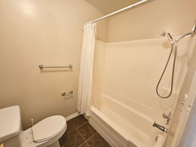 Building Photo - Lovely updated 3 bedroom, 2 bath condo